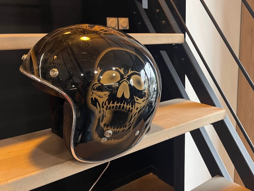 magasin pitshop merignies photo interieur detail casque decore